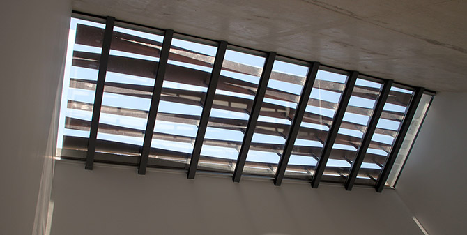 ventana con lamas metálicas